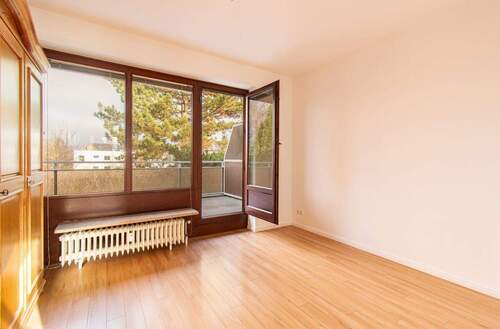 Gemütliches Schlafzimmer mit Blick auf den Gartenbereich - 