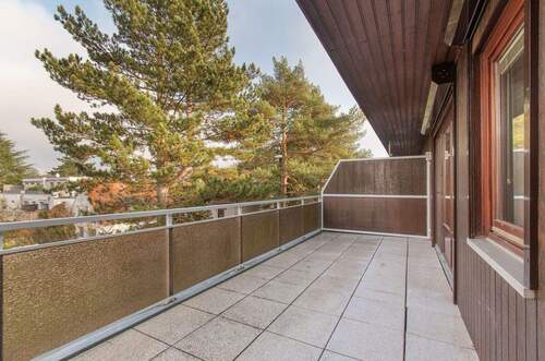 Weitläufige Nord-Ost Terrasse mit elektrischen Rollläden - 