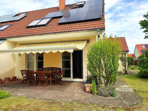 Dach mit PV Anlage - 