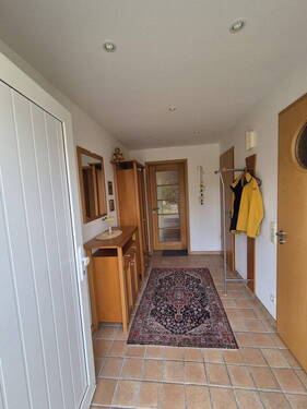 Eingangsflur, Sicht Haustür - 4 Zimmer Doppelhaushälfte zum Kaufen in Berlin-Biesdorf