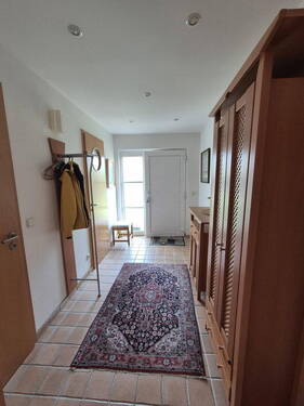 Eingangsflur, Sicht Wohnraum - 4 Zimmer Doppelhaushälfte in Berlin-Biesdorf