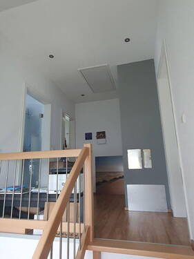 Flur DG mit Dachbodenklappe - 