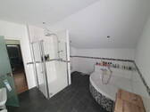 Bad DG mit Eckbadewanne - 