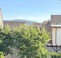 ZENTRALES, RUHIGES, MODERNES WOHNEN IN KIRCHZARTEN - MIT HERRLICHEM BLICK AUF DIE BERGE mit Balkon, barrierefreiem Zugang und Tiefgaragen-Stellplatz