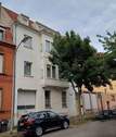Ansicht mit Garage - Stilvolles Stadthaus mit Innenhof und Garage, 13 Apartments mit Bad und teilweise Küchenzeile, in Saarbrücken Nähe Innenstadt (Beethovenplatz) FREI!