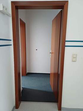 EG: kleiner Flur-1 Zimmer-Küchenzeile-Duschbad - 1 Zimmer Mehrfamilienhaus, Wohnhaus in Saarbrücken