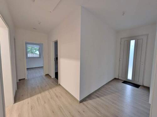 Flur - Etagenwohnung mit 93,00 m&sup2; in Stuhr zur Miete