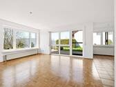 Großes, lichtdurchflutettes Wohnzimmer und Terrasse - 