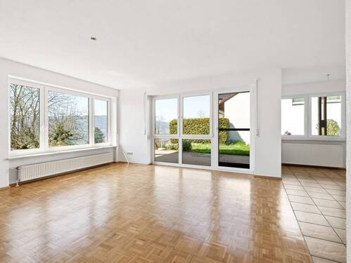 Großes, lichtdurchflutettes Wohnzimmer und Terrasse - 