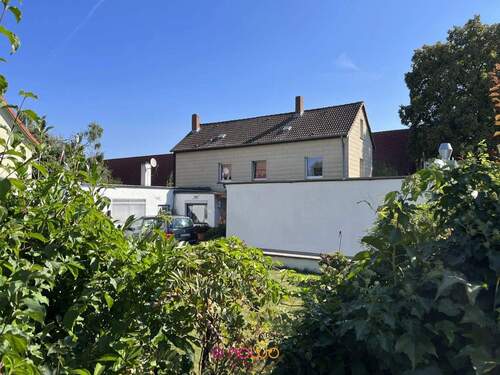 Außenansicht: das Haus, der Garten und die Gewerbeeinheit - 
