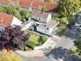 Aus der Vogelperspektive: vorn der Garten, links die Abstellfläche, hinten das Haus und rechts der Laden - Wohnen und arbeiten verbinden: Einfamilienhaus mit Laden!