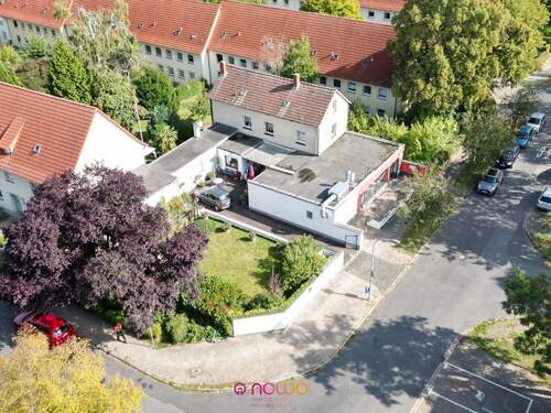 Aus der Vogelperspektive: vorn der Garten, links die Abstellfläche, hinten das Haus und rechts der Laden - Wohnen und arbeiten verbinden: Einfamilienhaus mit Laden!