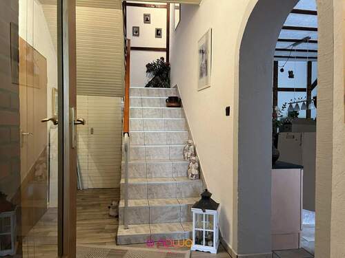 ..in den Flur. Im Erdgeschoss finden Sie: - 6 Zimmer Einfamilienhaus in Braunschweig