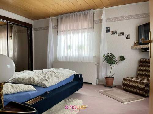 Das Schlafzimmer, das an das vorherige Zimmer angrenzt - 