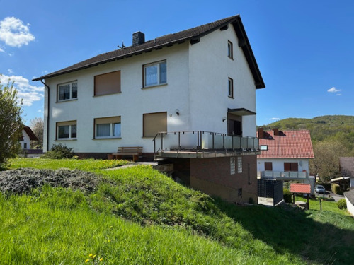 Aussenansicht - Massives großzügiges Zweifamilienwohnhaus mit freier 'Wohnung zur Eigennutzung' im Obergeschoss und zusätzlich AppartementEinliegerwohnung im UG, seh
