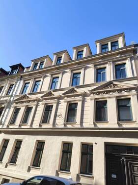 Hausansicht vorn - Neu Saniert - Schön geschnittene 2-Zi. Whg. in Lindenau, Bad mit Fenster, EBK!