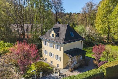 Drohnenbild - Traumhaftes Zuhause. Zeitlose Eleganz & außergewöhnliches Baurecht vereint.