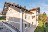 Gebäude - Hochwertig sanierte Wohnung mit moderner EBK, Süd-Terrasse und kleinem Garten