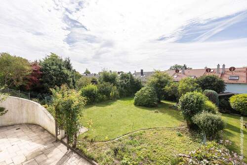 Blick in den sonnigen Garten - 