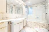 Badezimmer mit Wanne - 