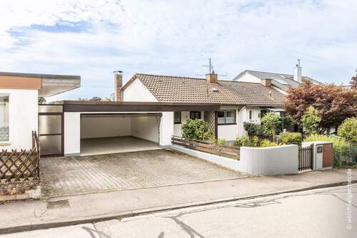 Blick auf die Doppelgarage - 