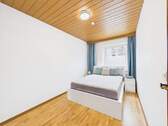 Helles Schlafzimmer mit Laminatboden - 