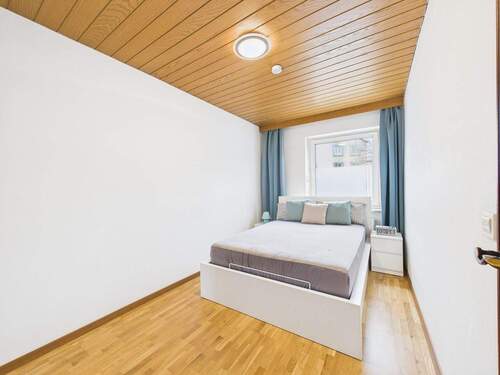 Helles Schlafzimmer mit Laminatboden - 