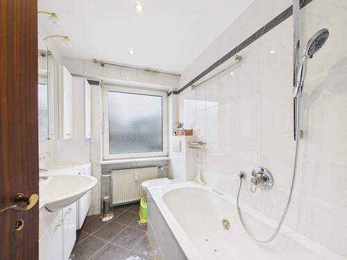 Helles Tageslichtbad mit Badewanne - 