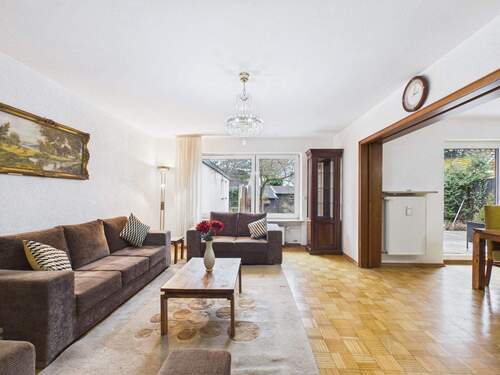 Großzügiger Wohnbereich mit Sofalandschaft - 3 Zimmer Etagenwohnung zur Miete in München