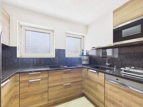 Praktische Küche mit großzügiger Arbeitsfläche - 