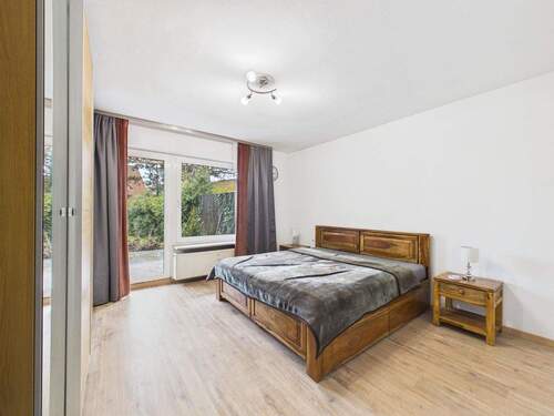 Helles Schlafzimmer mit großer Fensterfront - 