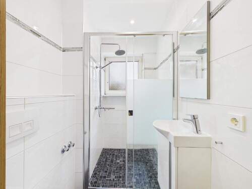 Helles Gäste Bad mit Duschkabine - 