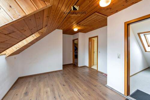 Oben geht's weiter - die geräumige Diele führt... - 