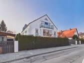 Außenansicht - Seitenbild - Stilvolle 2-Zimmer-Wohnung mit zwei Balkonen und Einbauküche im Münchner Westen