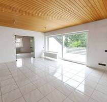 ==Dachgeschosswohnung mit großzügiger Loggia nahe der Lagenser Innenstadt==
