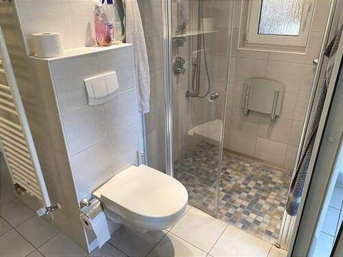 Bad mit Dusche und Wanne - 