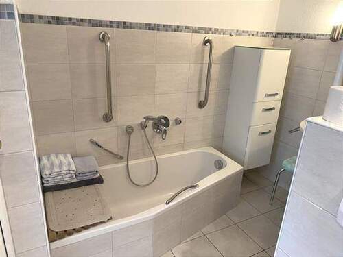 Bad mit Dusche und Wanne - 