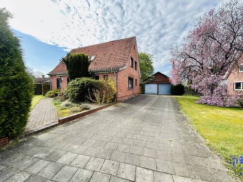 Seitenansicht/Auffahrt - Raum für Ideen! Einfamilienhaus zum Verwandeln und Verlieben!