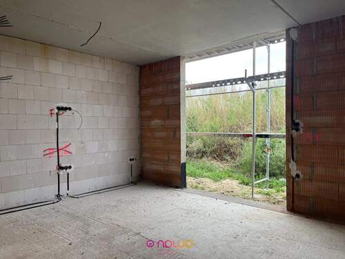 34 m² Wohnfläche! Mit Zugang in den Garten und auf die Terrasse: das Wohnzimmer mit Küche (Baufortschritt 25.09.2025) - Etagenwohnung mit 85,40 m² in Velpke zum Kaufen