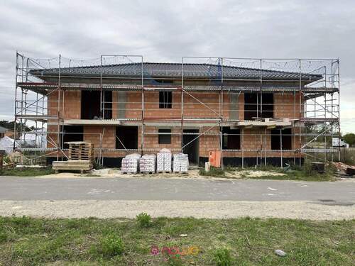 Vorderansicht auf den Hauseingang (Baufortschritt 25.09.2025) - 