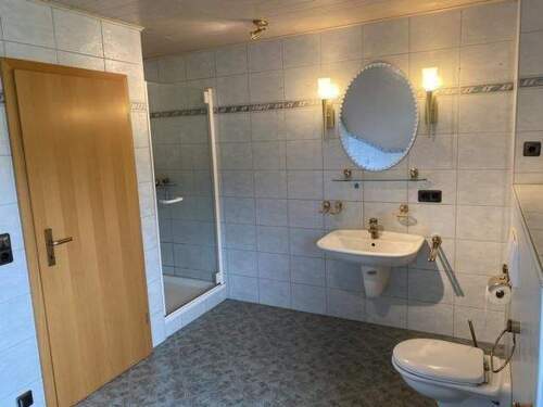 Bad mit Wanne und Dusche im DG - 