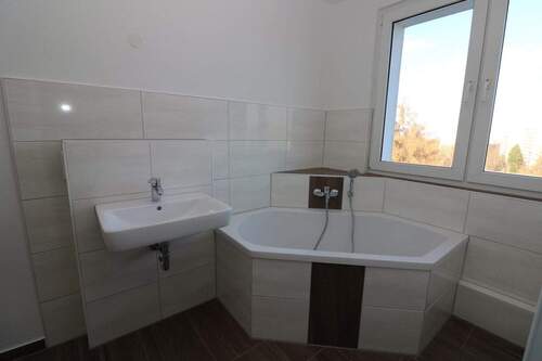 Bad - Wer´s GROß mag***Neu sanierte Etagenwohnung mit Wanne, Dusche u. 2 Balkonen!!!