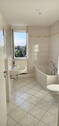 Wannenbad mit Fenster - 