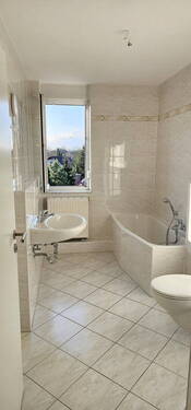 Wannenbad mit Fenster - 