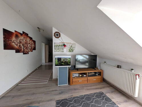 Bild 1 - Gemütliche & helle DG Wohnung - Top Anbindung an Augsburg - Stellplatz + Keller