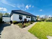 Ansicht mit Garage - 