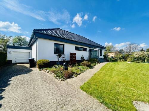 Ansicht mit Garage - 