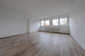 Wohnzimmer - Helle, frisch renovierte 2-Zimmer-Wohnung in Bahnhofsnähe