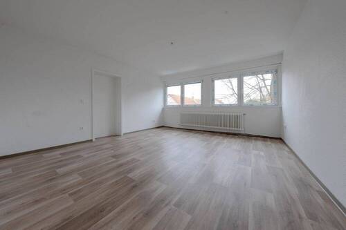 Wohnzimmer - Helle, frisch renovierte 2-Zimmer-Wohnung in Bahnhofsnähe