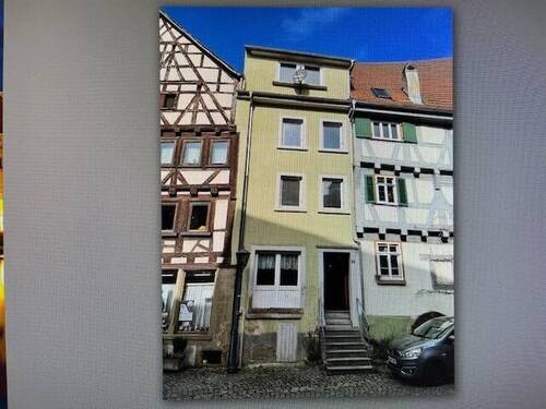 Straßenansicht - Wir bieten an: Reihenmittelhaus mit Denkmalschutz